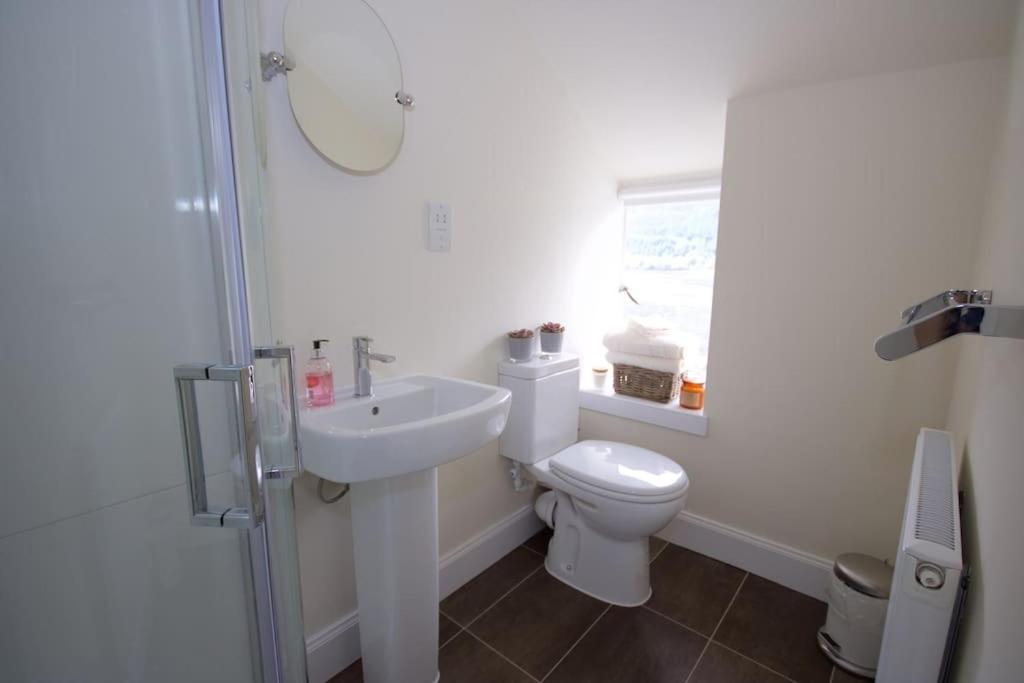 Rossmay House - 4 Bedroom Scottish Villa With Waterfront / Mountain Views アローチャー エクステリア 写真
