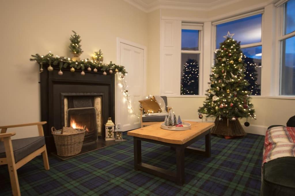 Rossmay House - 4 Bedroom Scottish Villa With Waterfront / Mountain Views アローチャー エクステリア 写真