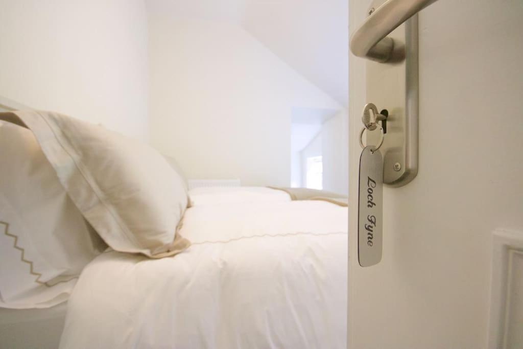 Rossmay House - 4 Bedroom Scottish Villa With Waterfront / Mountain Views アローチャー エクステリア 写真