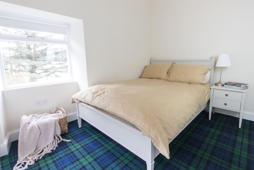 Rossmay House - 4 Bedroom Scottish Villa With Waterfront / Mountain Views アローチャー エクステリア 写真