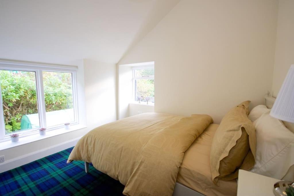 Rossmay House - 4 Bedroom Scottish Villa With Waterfront / Mountain Views アローチャー エクステリア 写真