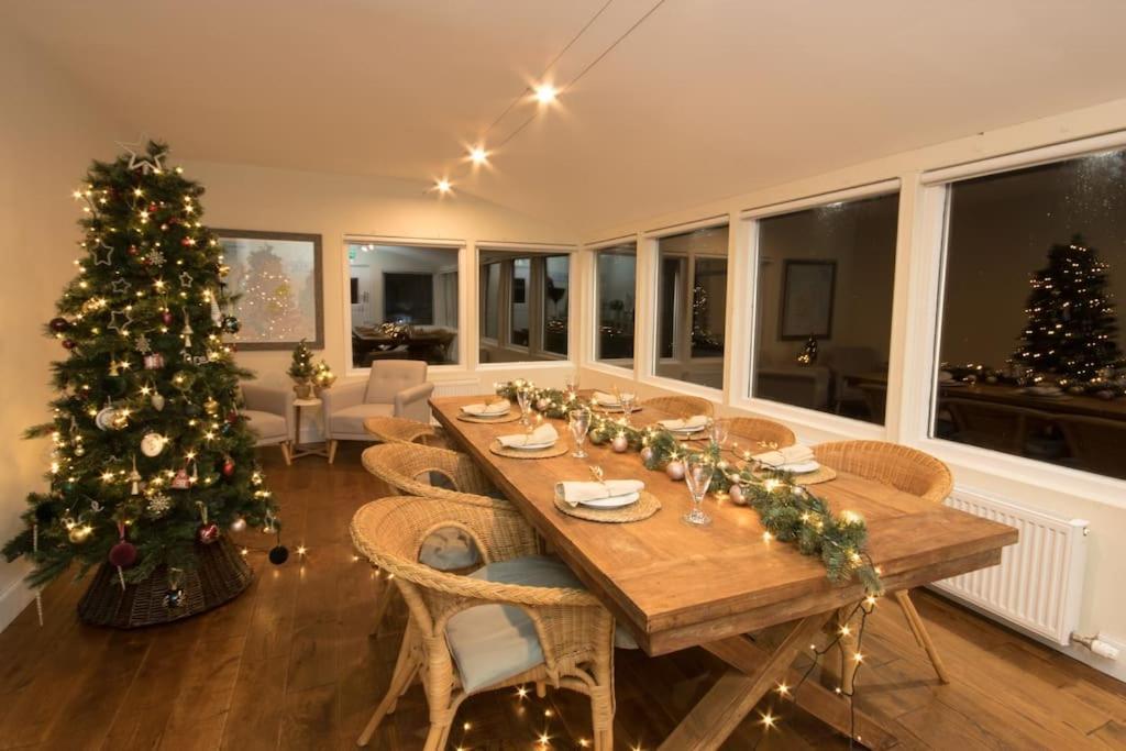 Rossmay House - 4 Bedroom Scottish Villa With Waterfront / Mountain Views アローチャー エクステリア 写真