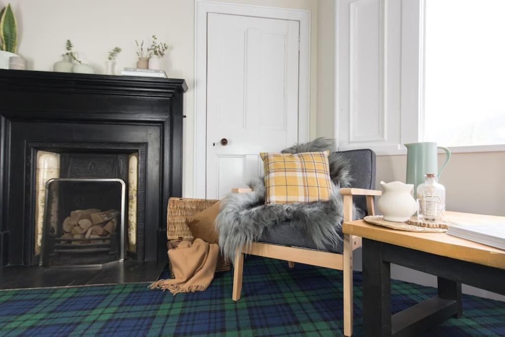 Rossmay House - 4 Bedroom Scottish Villa With Waterfront / Mountain Views アローチャー エクステリア 写真