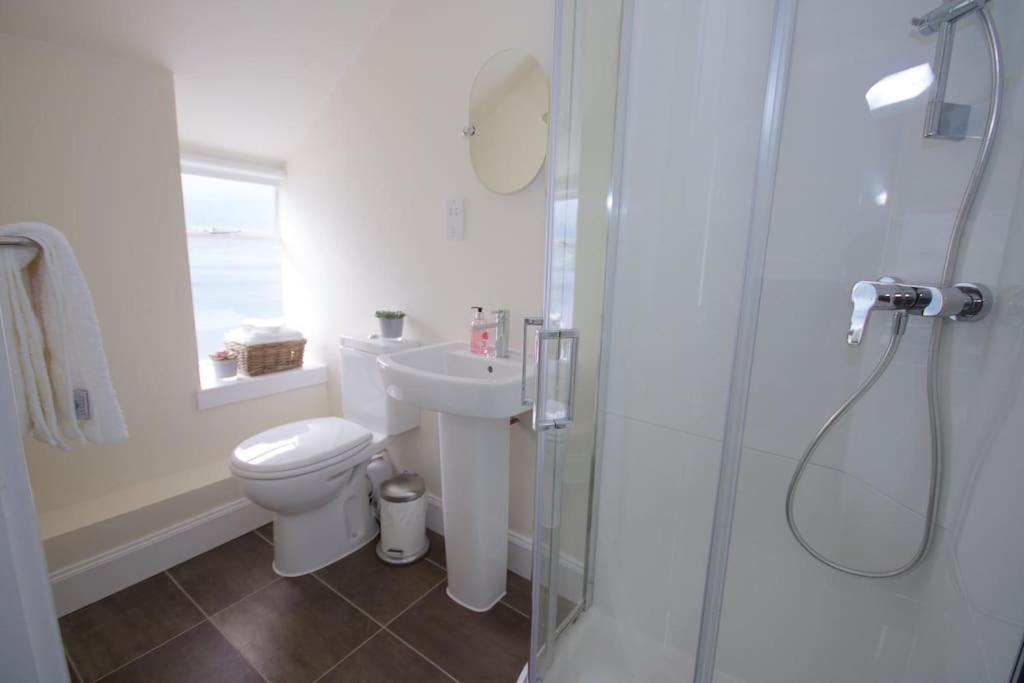 Rossmay House - 4 Bedroom Scottish Villa With Waterfront / Mountain Views アローチャー エクステリア 写真