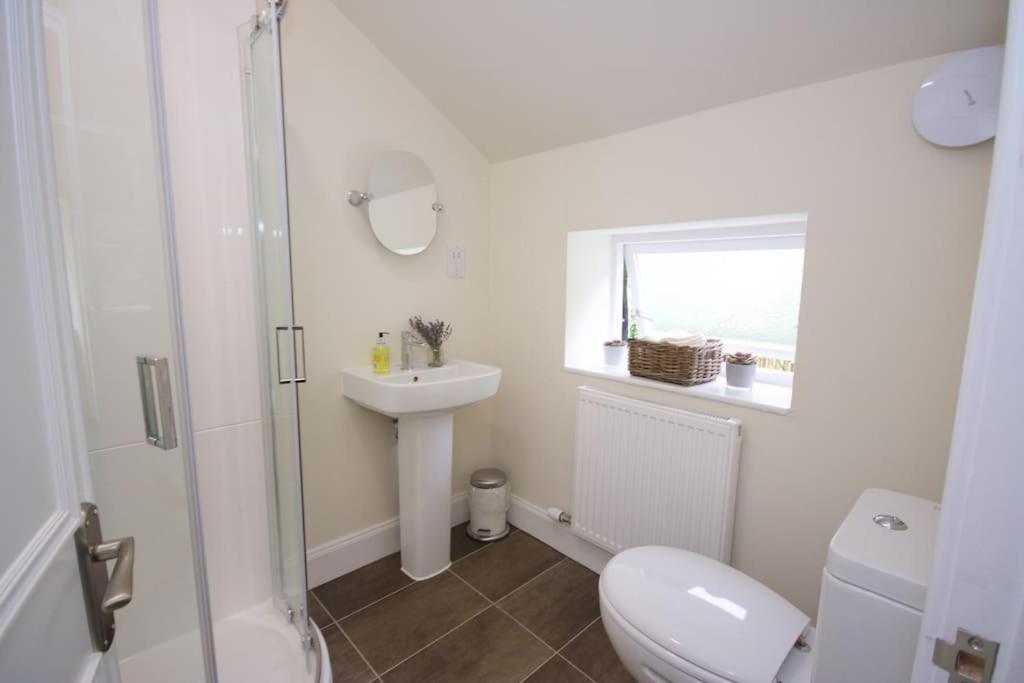 Rossmay House - 4 Bedroom Scottish Villa With Waterfront / Mountain Views アローチャー エクステリア 写真