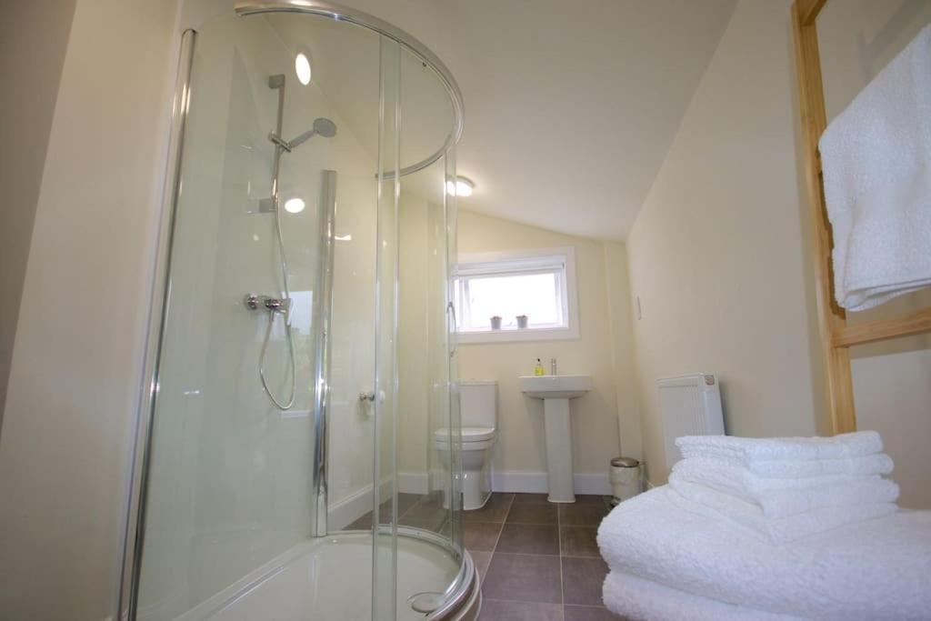 Rossmay House - 4 Bedroom Scottish Villa With Waterfront / Mountain Views アローチャー エクステリア 写真